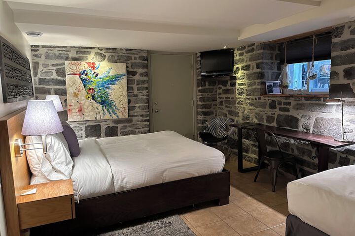 Room 17 of 102