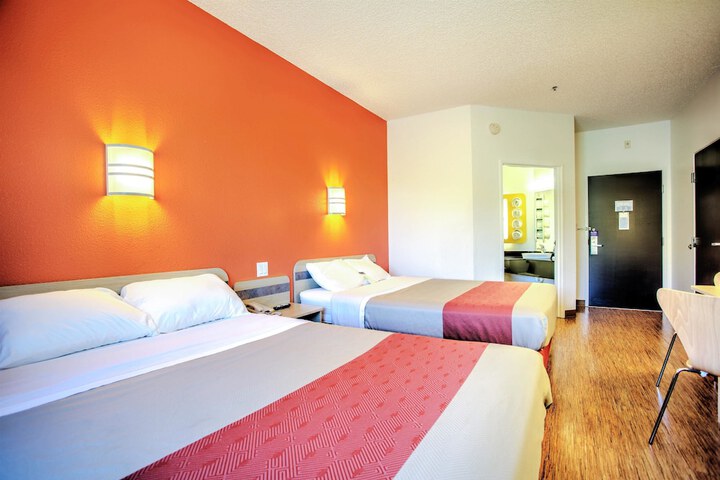 Room 11 of 28