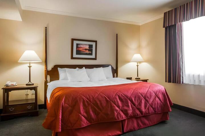 Clarion Inn & Suites at the Outlets of Lake George
