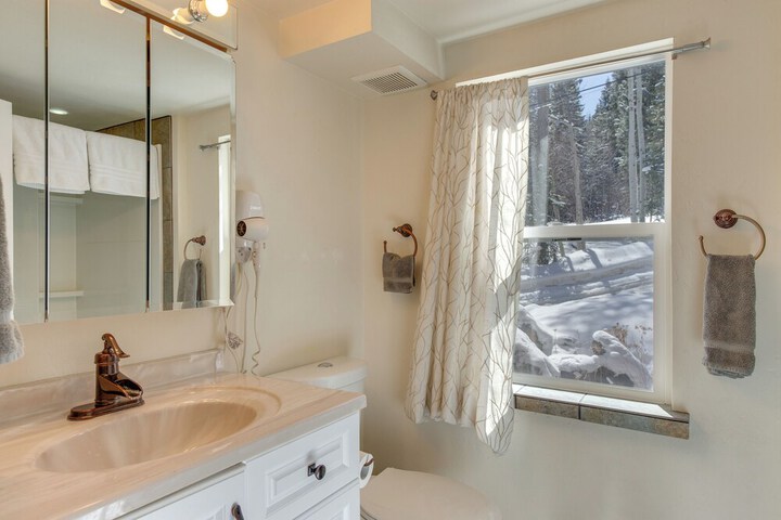 Idaho Springs Cabin w / Hot Tub on Half Acre!