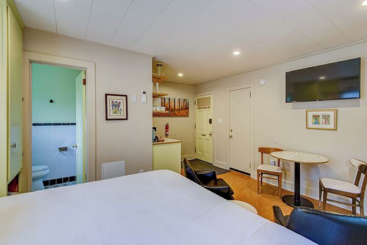 Room 26 of 102