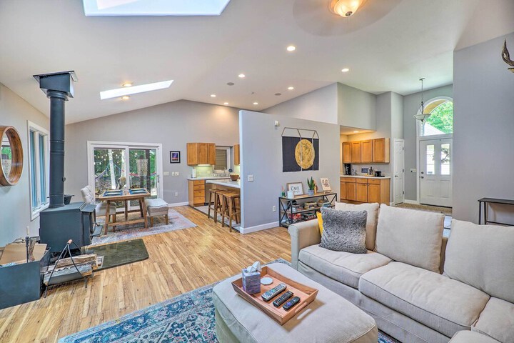 Cozy Whitehall Hideaway w / Hot Tub + Chiminea!