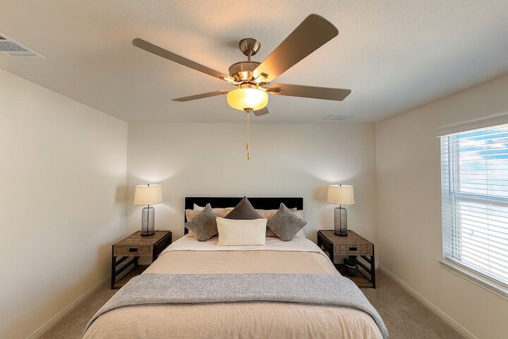 Modern 4BR New Home w Luxury Touches