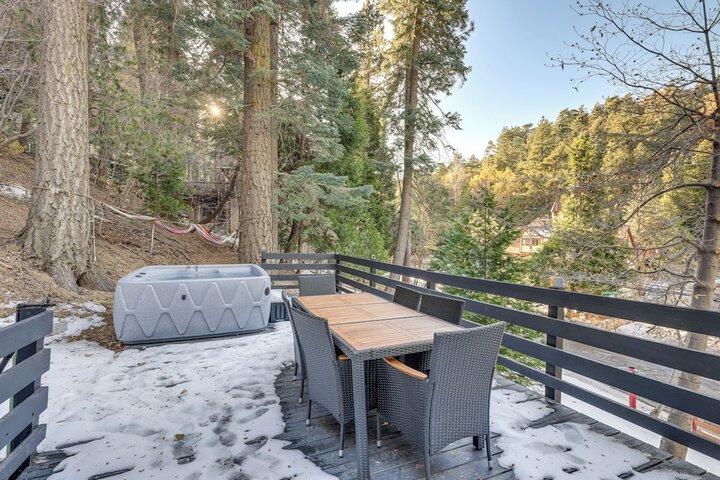 Lake Arrowhead Hideaway w / Deck & Hot Tub