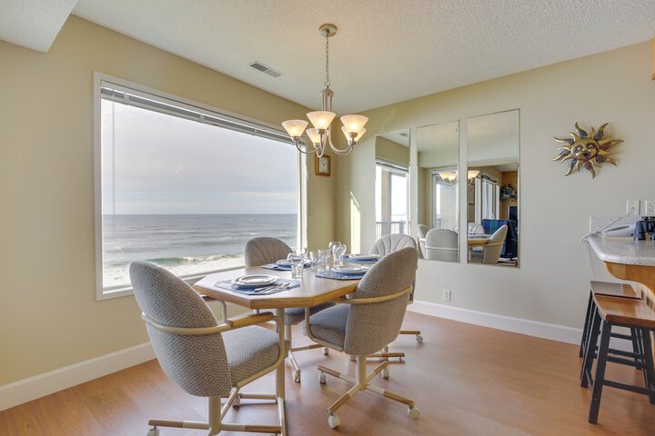Comfortable Lincoln City Condo w / Patio & Views!