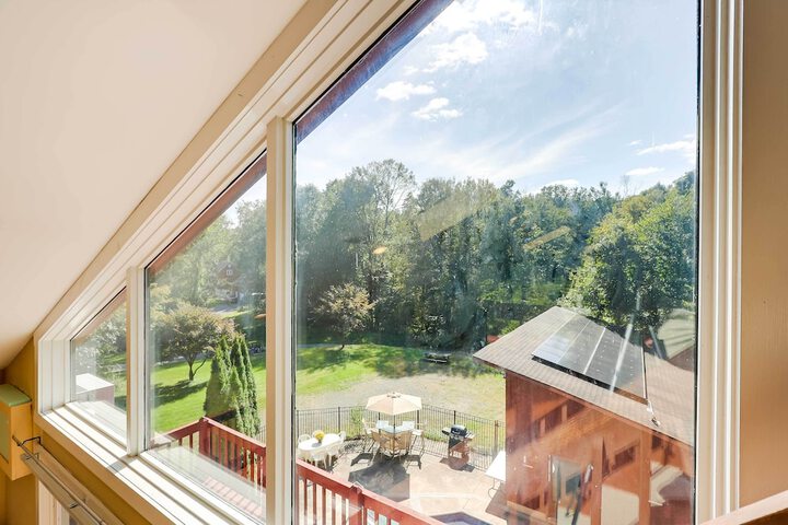 Spacious Woodbury Home w / Pool + Hot Tub!