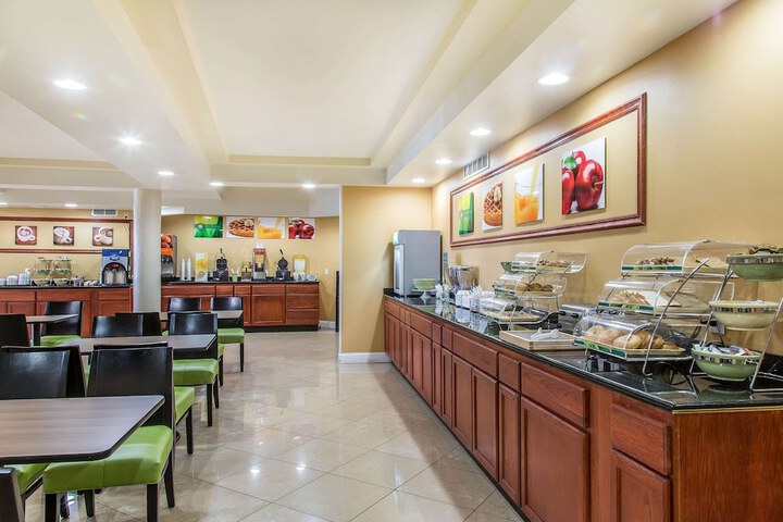 Quality Inn & Suites Middletown - Newport