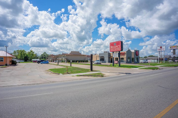 Regency Inn & Suites by OYO Bay City TX