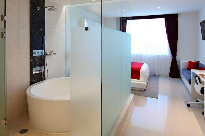 Room 28 of 60