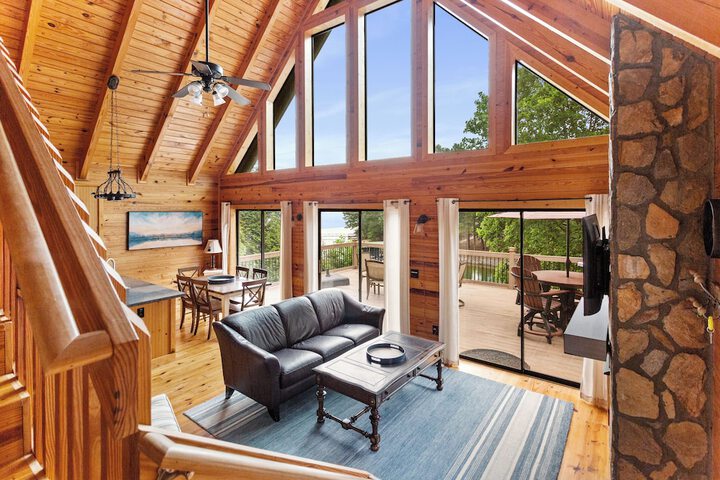 Lakefront Keowee Home w / Dock 14 Mi to Clemson
