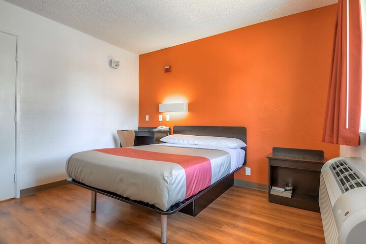 Room 13 of 20