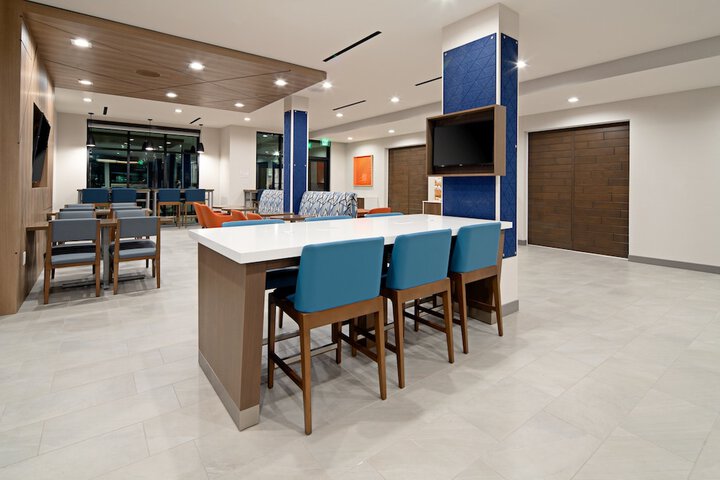 Holiday Inn Express & Suites Valencia - Santa Clarita by IHG