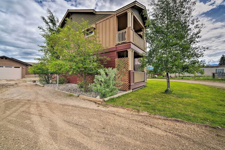 Walk to Main St! Ennis Townhome w / Balcony