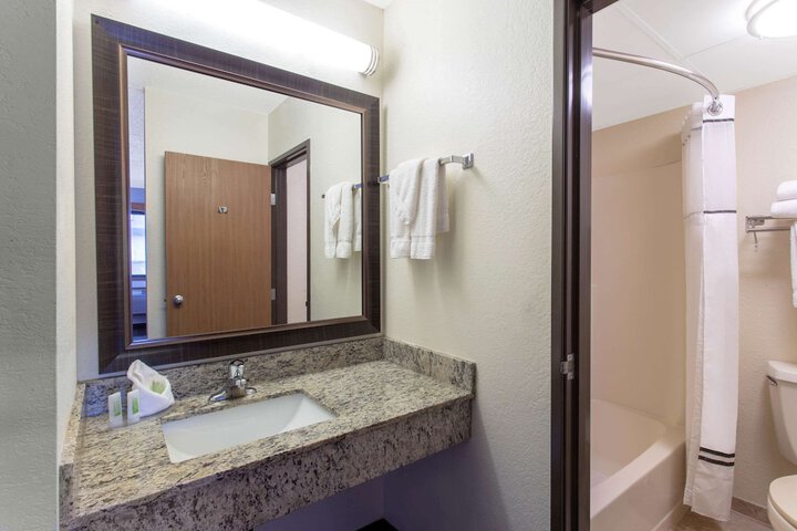 AmericInn by Wyndham Calumet