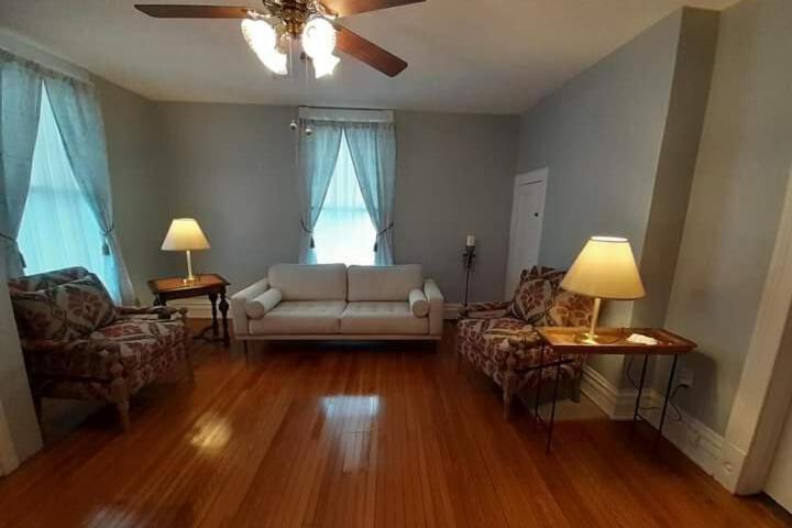 Queens Chamber w King Heavenly Bed at Nottingham Place in Wise