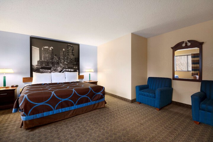 Room 7 of 12
