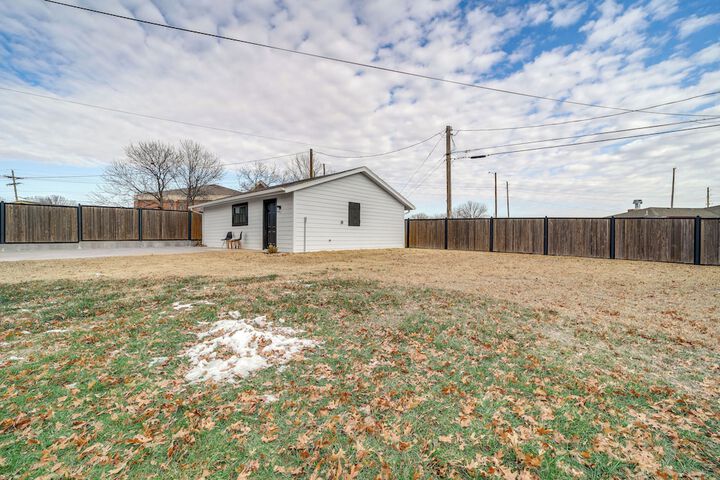Central & Modern Studio w / Workspace in Owasso!