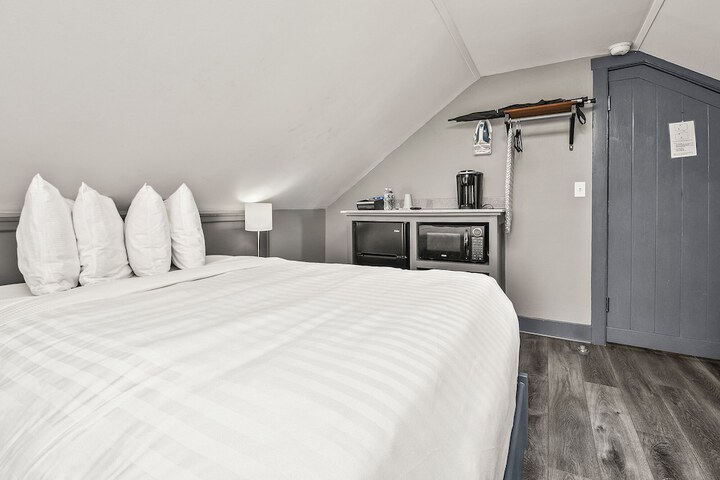 Captain Wohlt Inn Bed & Breakfast