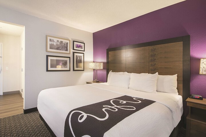 La Quinta Inn & Suites by Wyndham Hartford - Bradley Airport