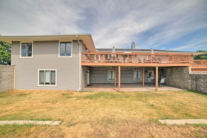 Near Boat Launch: Pet-friendly Grass Lake Getaway