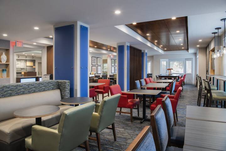 Holiday Inn Express & Suites Saskatoon Centre by IHG