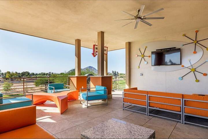 Lounge 61 of 64