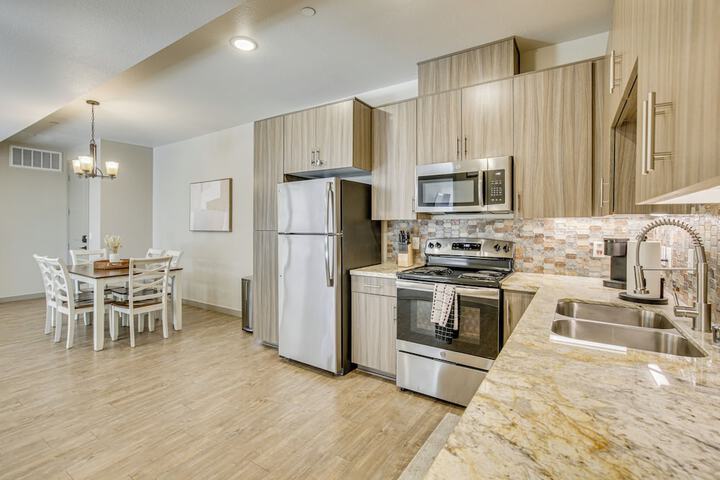 By Seaport Village & Navy Base! Chic Condo w / Pool