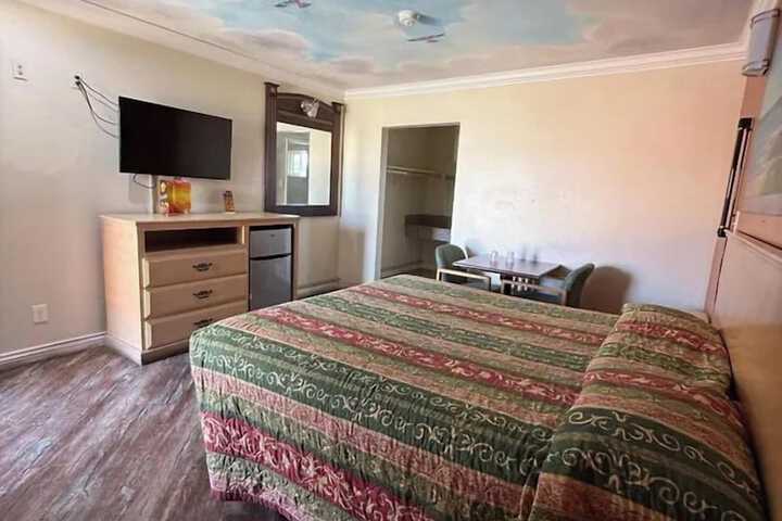 Room 13 of 16