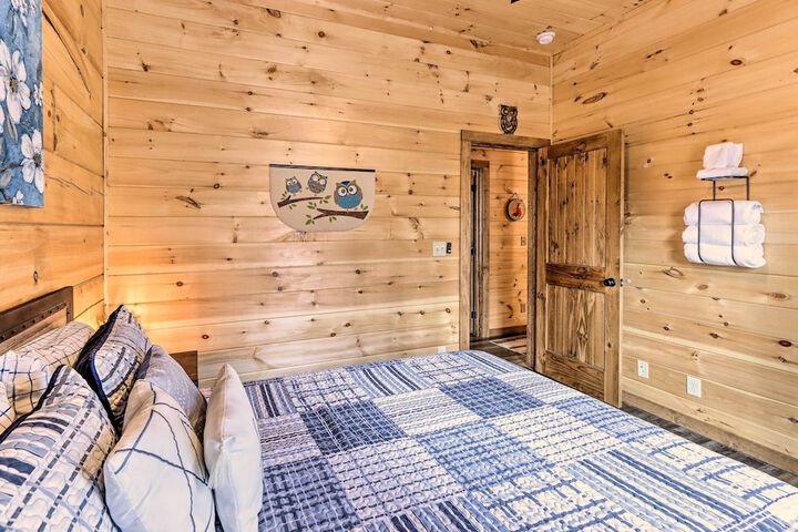 Coosawattee River Resort Cabin w / Private Hot Tub!