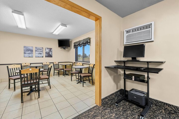 Super 8 by Wyndham Alexandria MN