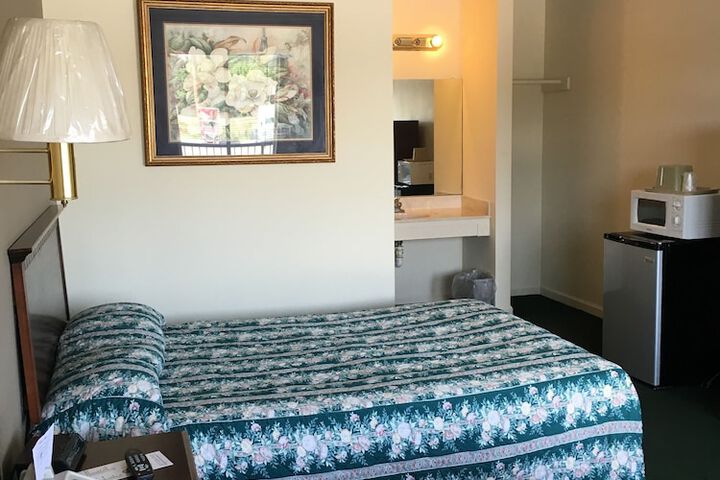 Room 10 of 16