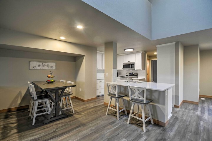 Luxurious Tacoma Retreat w / Quartz Countertops!
