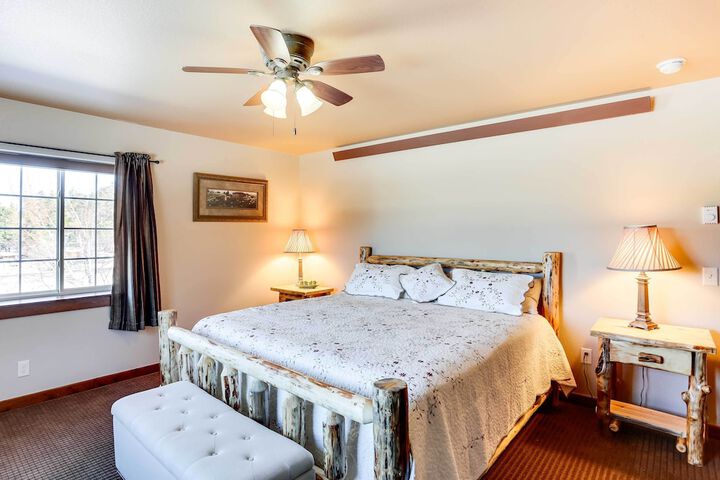 Centrally-located Deadwood Apt w / Mountain Views!