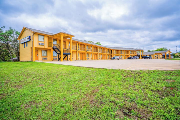 Regency Inn by OYO Rockdale TX