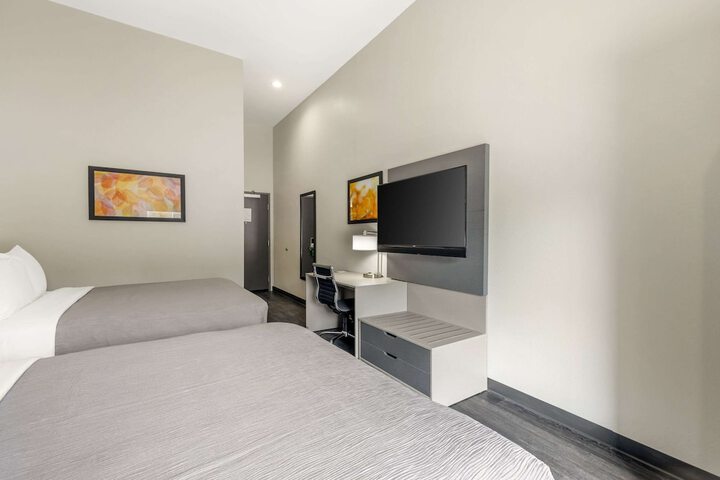 Room 13 of 32