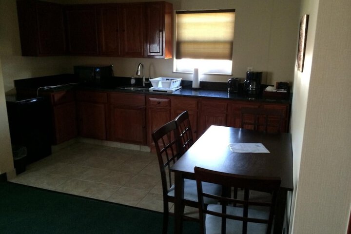 Pacer Inn & Suites Delaware