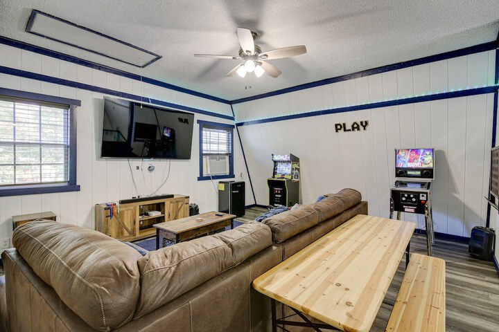 emerald Cove Chalet on Douglas Lake w / Hot Tub!