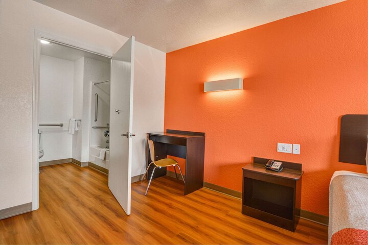 Room 11 of 22