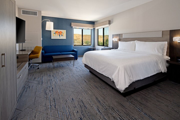 Holiday Inn Express & Suites Valencia - Santa Clarita by IHG