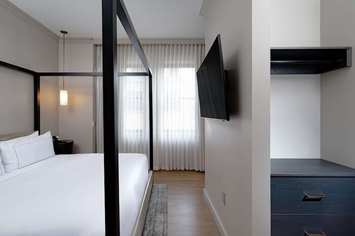 Hotel Fort Des Moines Curio Collection by Hilton
