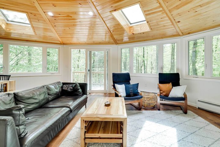 Private Deck & Grill: Pocono Pines Retreat!