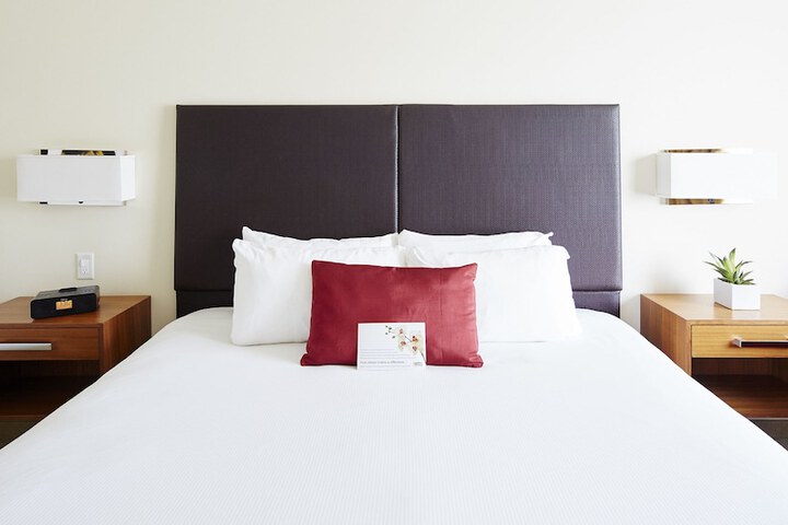 I Hotel & Illinois Conference Center