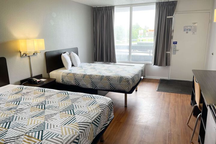 Room 4 of 9
