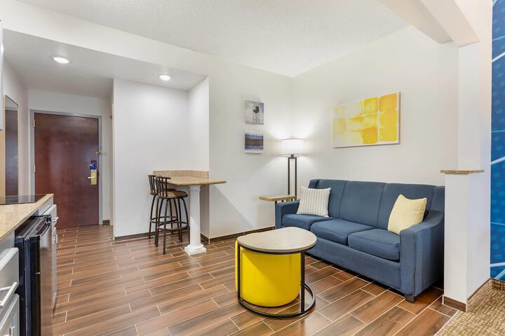 Comfort Suites East Brunswick - South River