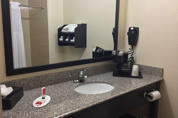 Days Inn & Suites by Wyndham Galveston West / Seawall