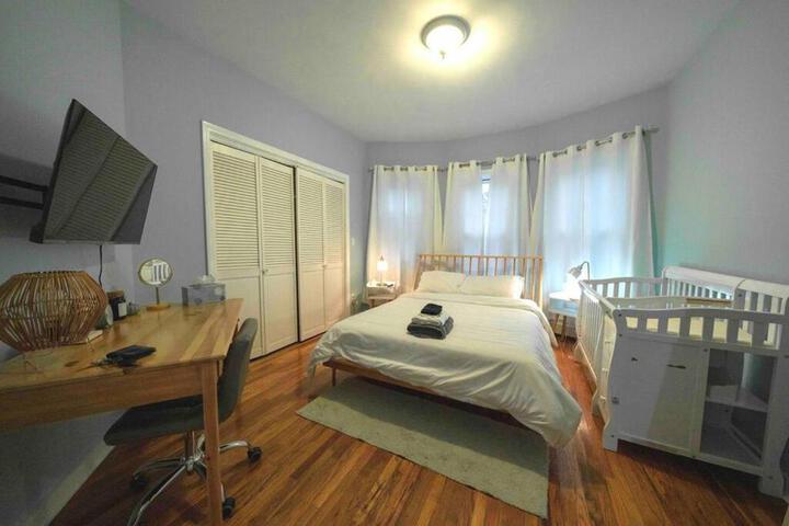 Cozy 2BR-Walk to Tufts & Green Line Near Boston!