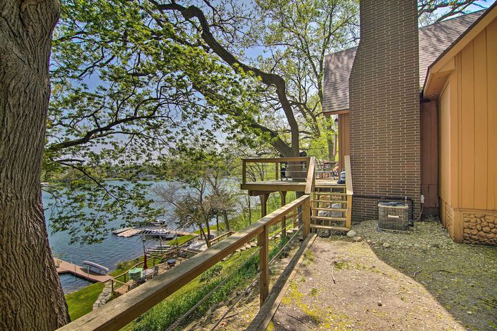 Serene Lakefront Escape: Boat Dock & Grill!