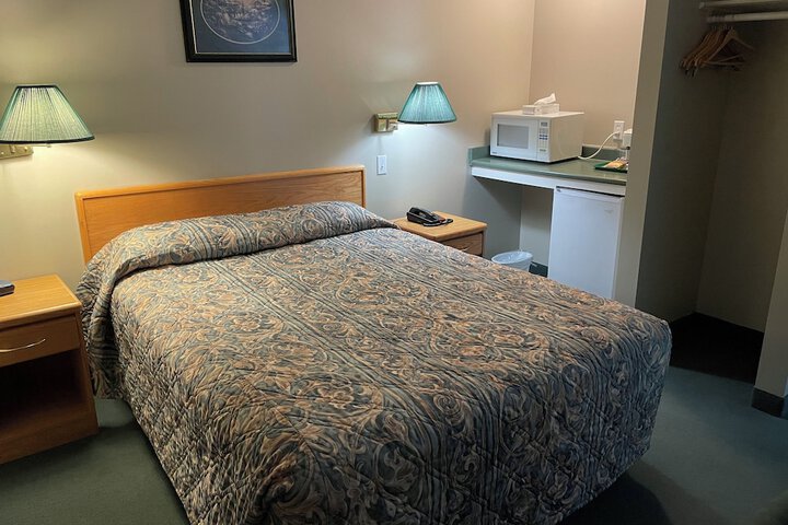 4 Pines Motel