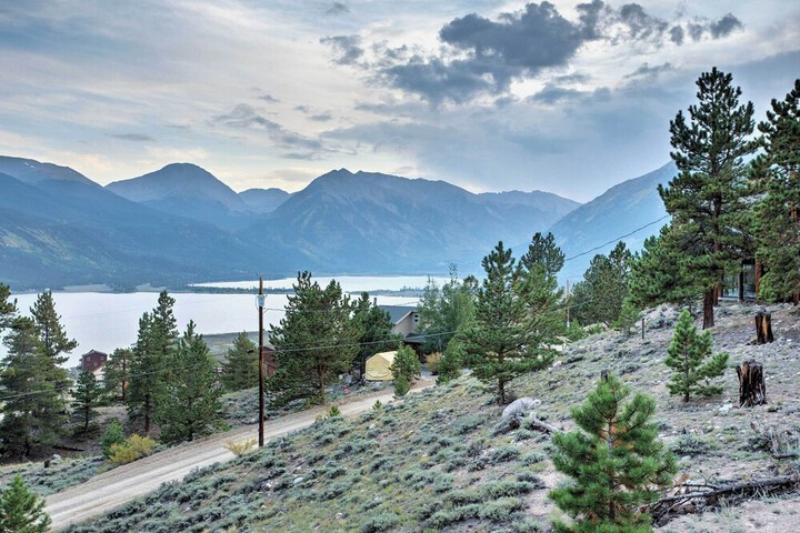 Gorgeous Twin Lakes Home w / Deck Overlooking Mtns!