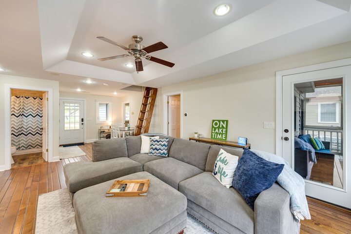 Lakefront Edgerton Cottage w / Deck & Grill!